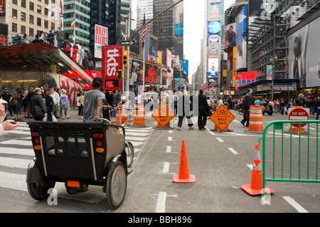 Rikscha-Fahrer geht seine Rikscha, als er das Nordende des Auto freien Abschnitt des Broadway am Times Square betritt Stockfoto