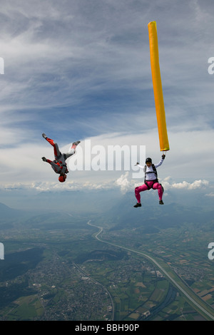 Fallschirmspringer ist ein Luftschlauch mit seinem Arm hängen und ein anderer Taucher ist herumfliegen mit einer Videokamera auf dem Kopf über 150 km/h Stockfoto