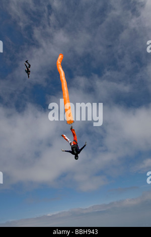 Fallschirmspringer hängt an einem Luftschlauch Seite nach unten mit über 150 km/h und ein anderen Taucher mit einer Kamera auf dem Kopf herumfliegen. Stockfoto