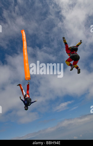 Fallschirmspringer hängt an einem Luftschlauch Seite nach unten mit über 150 km/h und ein anderen Taucher mit einer Kamera auf dem Kopf herumfliegen. Stockfoto