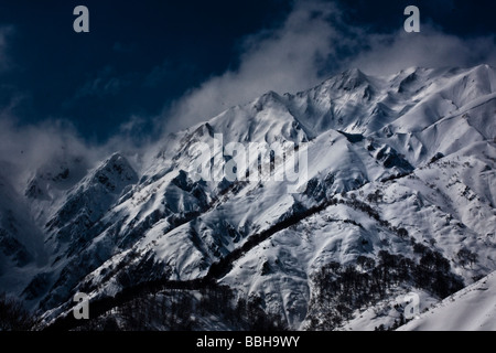 Majestätischen schneebedeckten Berge umgeben die Skipisten in Nagano, Japan Stockfoto