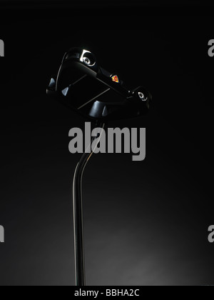 alten Stil aus Holz Golfclubs repräsentierten vor schwarzem Hintergrund Stockfoto