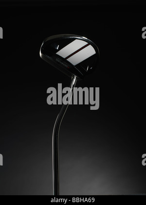 alten Stil aus Holz Golfclubs repräsentierten vor schwarzem Hintergrund Stockfoto