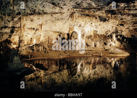 Tropfsteine in einer unterirdischen Höhle Stockfoto