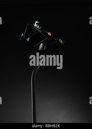 alten Stil aus Holz Golfclubs repräsentierten vor schwarzem Hintergrund Stockfoto