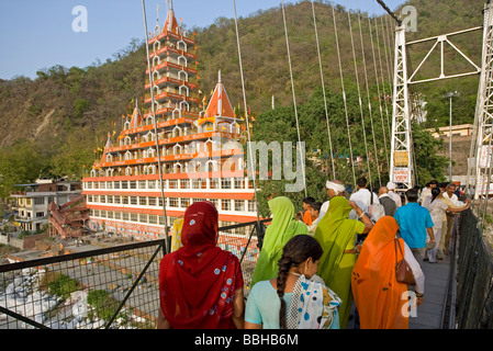 Fußgänger überqueren Lakshman Jhula Brücke. Rishikesh. Uttarakhand. Indien Stockfoto