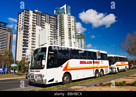 Melbourne-Busse / zwei moderne touristische Busse in Melbourne Victoria Australien. Stockfoto