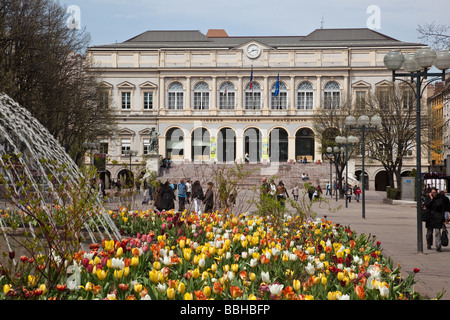 Rathaus Hotel de Ville von Saint Etienne Frankreich mit Tulpen im Vordergrund Stockfoto