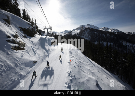 Schulkinder lernen Skifahren auf der Piste von Whistler Mountain in British Columbia Kanada Stockfoto