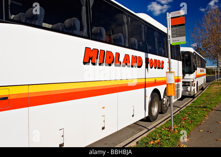 Melbourne-Busse / zwei moderne touristische Busse in Melbourne Victoria Australien.