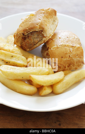 Authentische britische Stil Wurstbrötchen mit Pommes frites serviert auf einem Teller mit Keine Personen Stockfoto