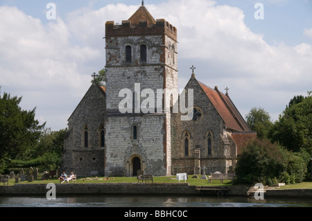 Allerheiligen Kirche Bisham, in der Nähe von Marlow aus über die Themse auf der Themse Weg gesehen. Der normannische Turm ist 12. Jahrhundert Stockfoto