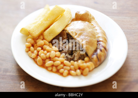 Authentische Cornish Pasty, gefüllt mit Fleisch und Gemüse mit Chips und gebackene Bohnen in Tomatensauce mit Keine Personen Stockfoto