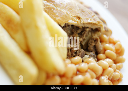 Authentische Cornish Pasty, gefüllt mit Fleisch und Gemüse mit Chips und gebackene Bohnen in Tomatensauce mit Keine Personen Stockfoto