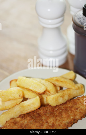 Frische hausgemachte oder Hausgemachte traditionelle authentische Panierte Schellfisch mit Chips Mahlzeit ohne Menschen Stockfoto