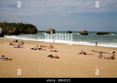 Strandurlauber genießen sonnige Bedingungen in Biarritz Frankreich Stockfoto