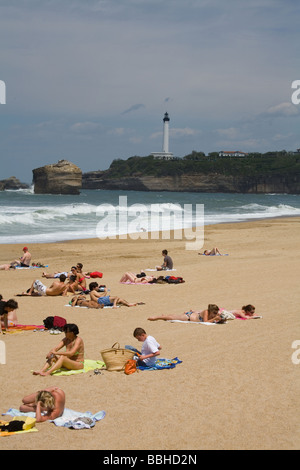 Strandurlauber genießen sonnige Bedingungen in Biarritz Frankreich Stockfoto