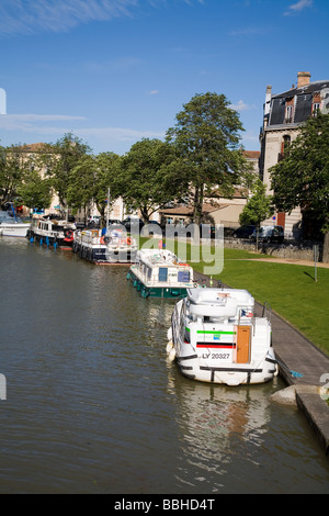 Boote am Ufer des Canal du Midi in Carcassonne, Frankreich Stockfoto