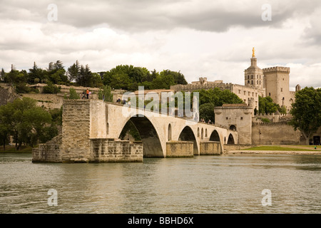 Pont Saint-Benezet oder Le Pont D ' Avignon auf der Rhone in Avignon mit dem Papstpalast im Hintergrund Stockfoto