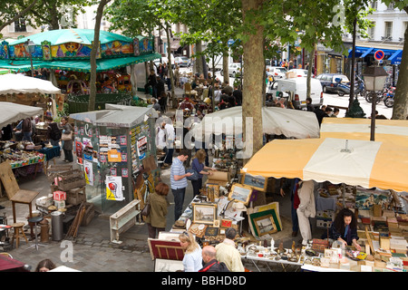 Wochenende-Flohmarkt statt in Place des Abbesses in Montmartre-Viertel von Paris Frankreich Stockfoto