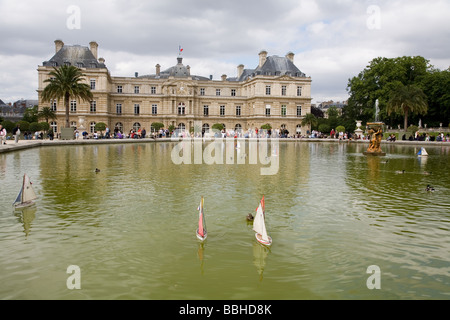 Spielzeugboote Segeln auf dem Teich vor dem Palais du Luxembourg im Jardin du Luxembourg Paris Frankreich Stockfoto