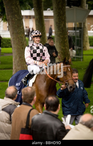 Der Gewinner wird wieder nach einem Rennen auf der Rennbahn Longchamp in Paris Frankreich Stockfoto