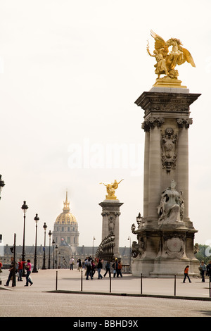 Auf der Suche Brücke Pont Alexandre III in Richtung Hotel des Invalides in Paris Frankreich Stockfoto