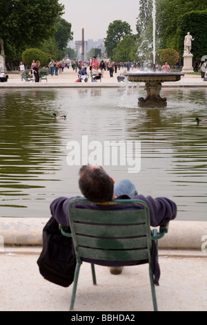 Mann, Entspannung durch einen Brunnen im Jardin des Tulleries in Paris Frankreich Stockfoto