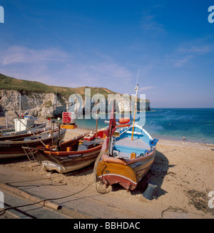 Entgeisterung Angelboote/Fischerboote mit Kreidefelsen der Thornwick Nab hinaus North landing, Flamborough Head East Yorkshire, England, UK. Stockfoto