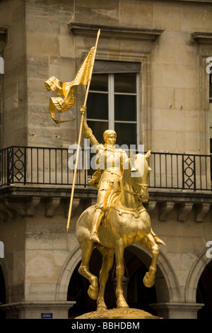 Statue der Jungfrau von Orléans stehen entlang der Rue Rivoli in Paris Frankreich Stockfoto
