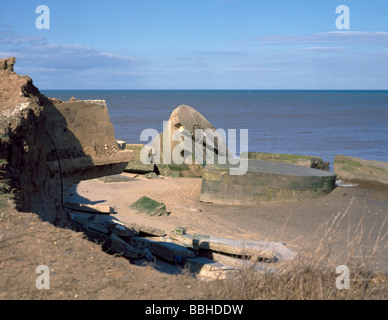 WW2-Installationen durch Erosion und Geheimratsecken Klippen, Kilnsea, in der Nähe von verschmähen Kopf, East Yorkshire, England, UK links gestrandet. Stockfoto