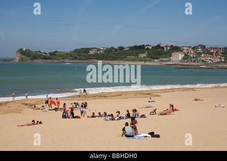 Strandurlauber genießen sonnige Bedingungen in St Jean de Luz in der baskischen Region Frankreichs Stockfoto