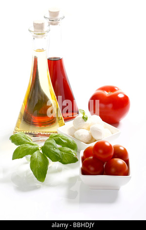 Tomaten, Mozzarella, Basilikum, Olivenöl und Balsamico-Essig Stockfoto