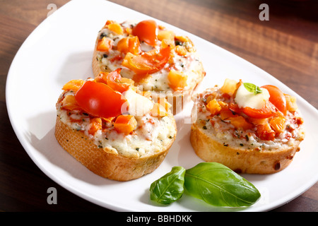 Bruschetta mit Tomaten, Mozzarella und Basilikum Stockfoto