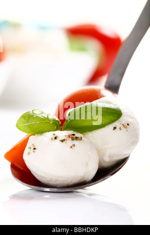 Tomaten, Mozzarella und Basilikum auf einem Löffel Stockfoto