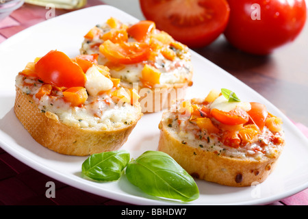 Bruschetta mit Tomaten, Mozzarella und Basilikum Stockfoto