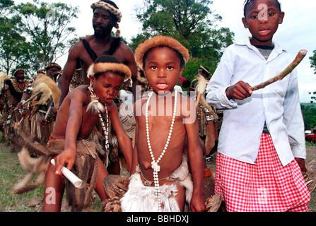 12 2003 Gingindlovu KwaZulu Natal in Südafrika Shembe Kinder Shembe Kinder Trachten Religion Zulu Tanz Stockfoto