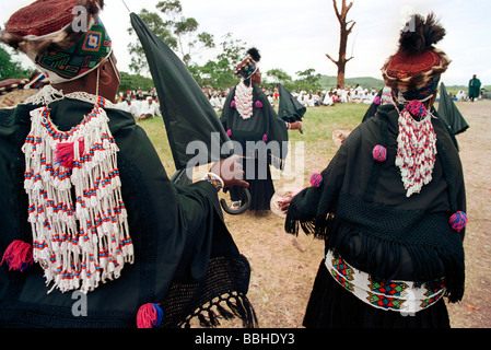 Gingindlovu KwaZulu Natal South Africa 12 2003 Shembe Frauen Festival Shembe Kirche Religion religiöse Sonnenschirm Sonnenschirme Zulu Stockfoto