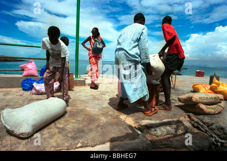 9 2003 Ile de Gorée aus Dakar Senegal Meere Migranten schwarze Afrikaner Wassersäcke von Lebensmitteln Inseln Insel Hafen Häfen Stockfoto