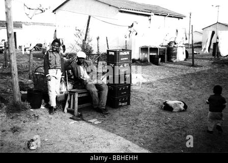 Langa-Cape Town-Südafrika 1989 junge Xhosa jungen Männer schwarzen Townships Hund Hunde Township Townships Standort Standorte Armut Stockfoto