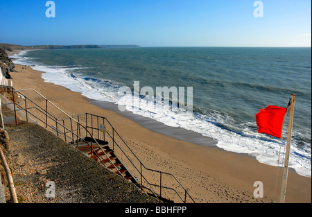 Rote Fahne, rote Warnung Flagge, Warnung, Gefahr Porthleven Strand, Cornwall, England, UK Stockfoto