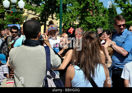 Paris Frankreich, Themenparks, Menschen, die Disneyland Paris besuchen Eingang, Vater macht Fotos von Familie, Urlaub, Urlaub Stockfoto