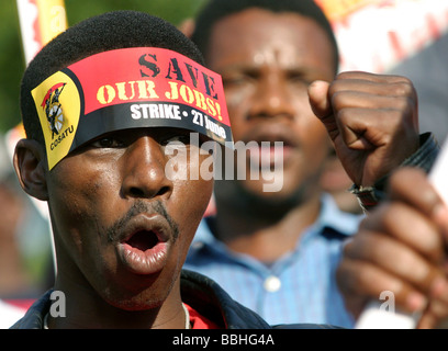 Ein Demonstrant drückt seine Gefühle wie Tausende von südafrikanischen Arbeiter marschierten durch die Straßen von Durban als Teil einer Stockfoto