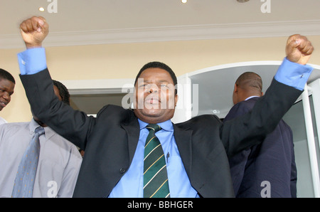 Ehemaliger Vorsitzender der Inkatha Freedom Party IFP Ziba Jiyane grüßt seine Anhänger im Edward Hotel in Durban am 13. August 2005 Stockfoto