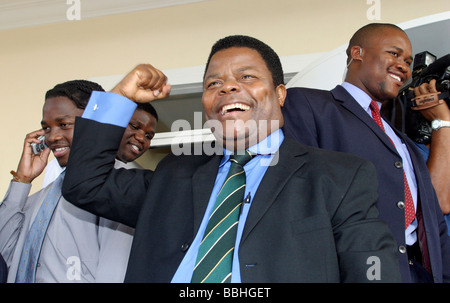 Ehemaliger Vorsitzender der Inkatha Freedom Party IFP Ziba Jiyane grüßt seine Anhänger im Edward Hotel in Durban am 13. August 2005 Stockfoto