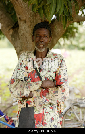 Arbeiter auf der Kolanjeba Bio Baumwolle-Bauernhof in der Nähe von Dorf Djembala in Mali, Westafrika A Feldarbeiter in sein Bestes Hemd Stockfoto