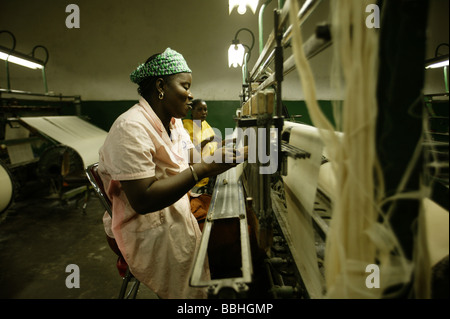 Arbeiter auf der Kolanjeba Bio Baumwolle-Bauernhof in der Nähe von dem Dorf Djembala in Mali, Westafrika Arbeit am Webstuhl Baumwolle Stockfoto