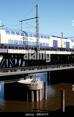 29. Mai 2009 - Metronom Zug überqueren Oberhafenbrücke nach Abflug Hamburg Hauptbahnhof. Stockfoto