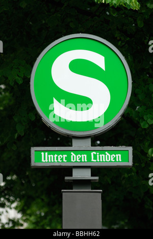 Berlin-Deutschland-S-Bahn-Zeichen Unter Den Linden Stockfoto