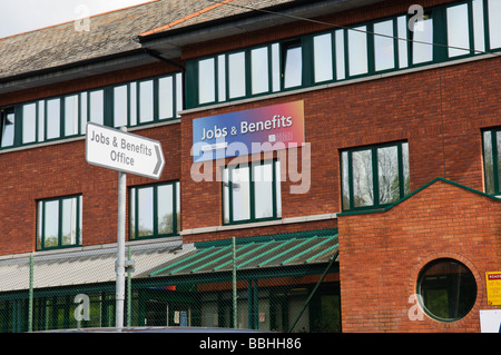 Straßenschild auf Arbeitsplätze und Vorteile Büro in Antrim, Nordirland, Vereinigtes Königreich Stockfoto